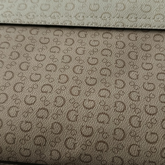 Beautiful GUESS purse - Picture 4 of 5